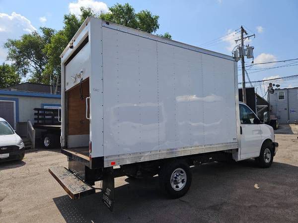 2017 Chevrolet Express Image 3