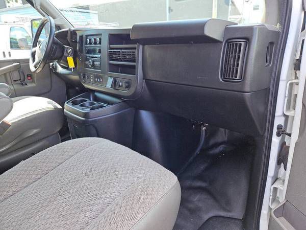 2017 Chevrolet Express Image 5