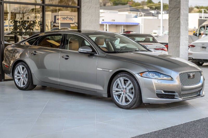2017 Jaguar XJ Image 1