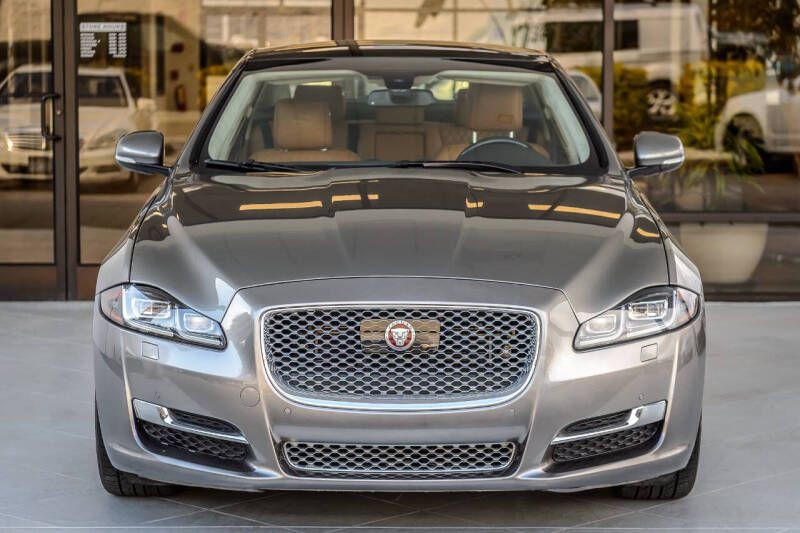 2017 Jaguar XJ Image 2