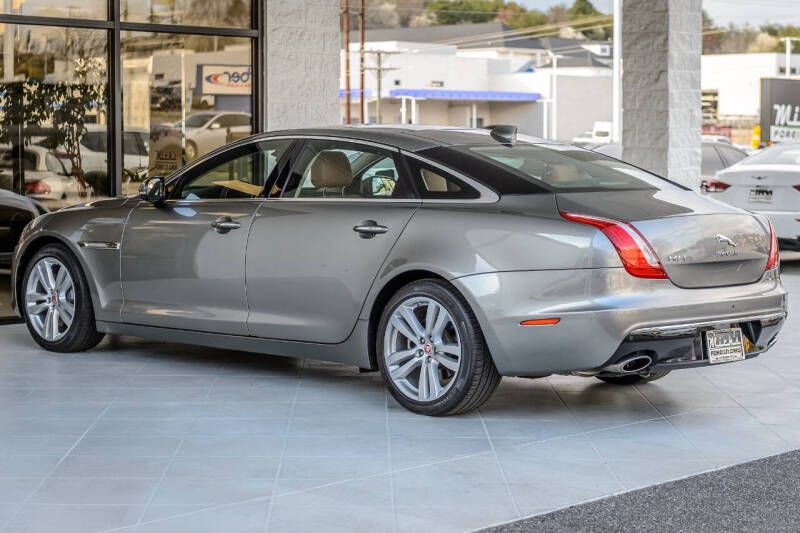 2017 Jaguar XJ Image 4