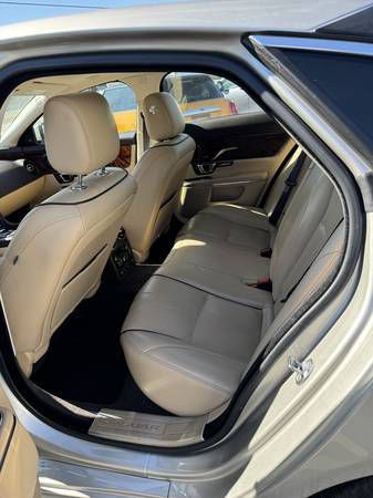 2017 Jaguar XJ Image 10
