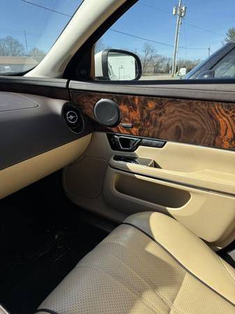 2017 Jaguar XJ Image 11