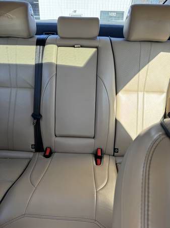 2017 Jaguar XJ Image 12