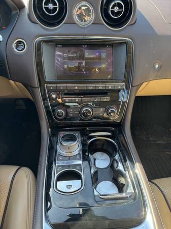 2017 Jaguar XJ Image 13