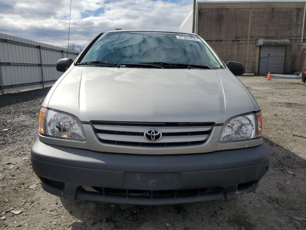 2002 Toyota Sienna Image 2