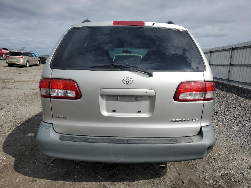 2002 Toyota Sienna Image 5