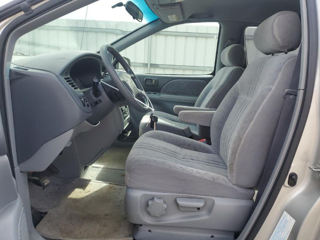 2002 Toyota Sienna Image 8