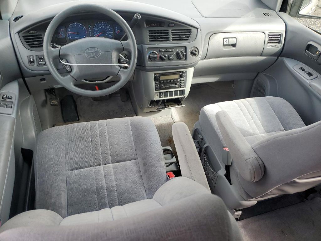 2002 Toyota Sienna Image 9