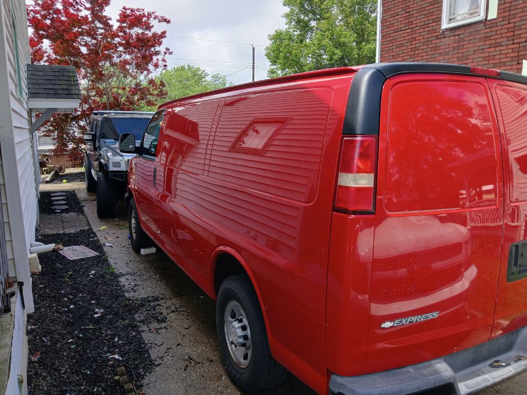 2014 Chevrolet Express Image 3