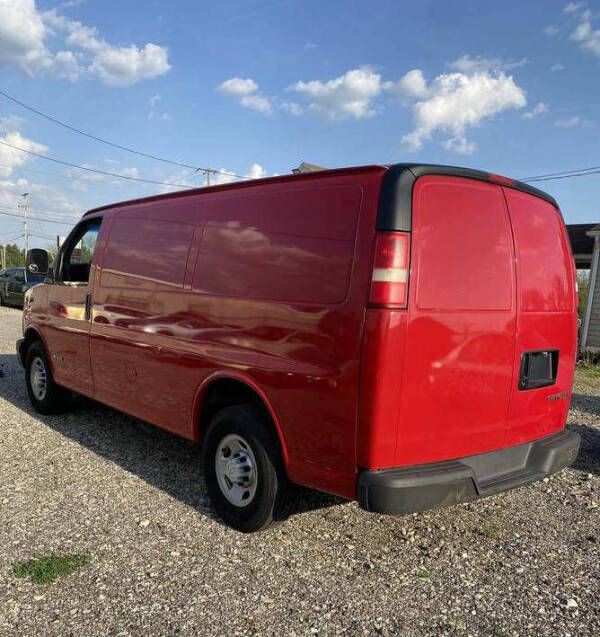 2007 Chevrolet Express Image 2