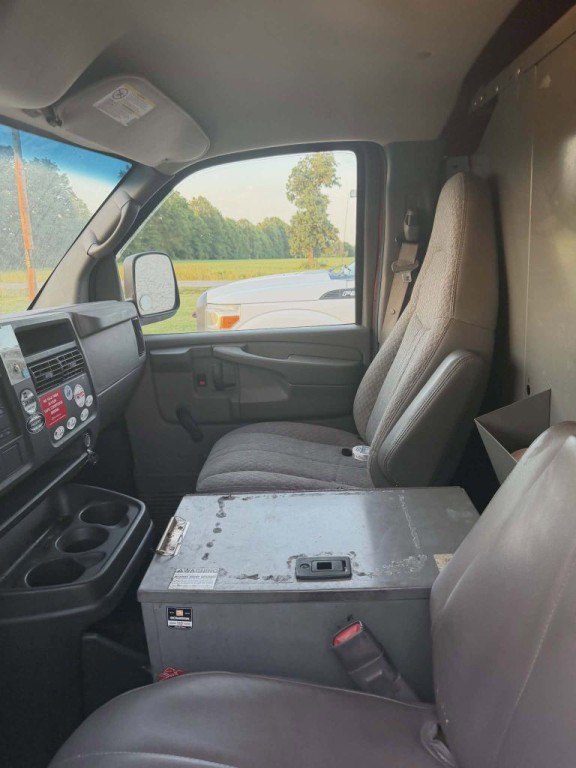 2007 Chevrolet Express Image 2