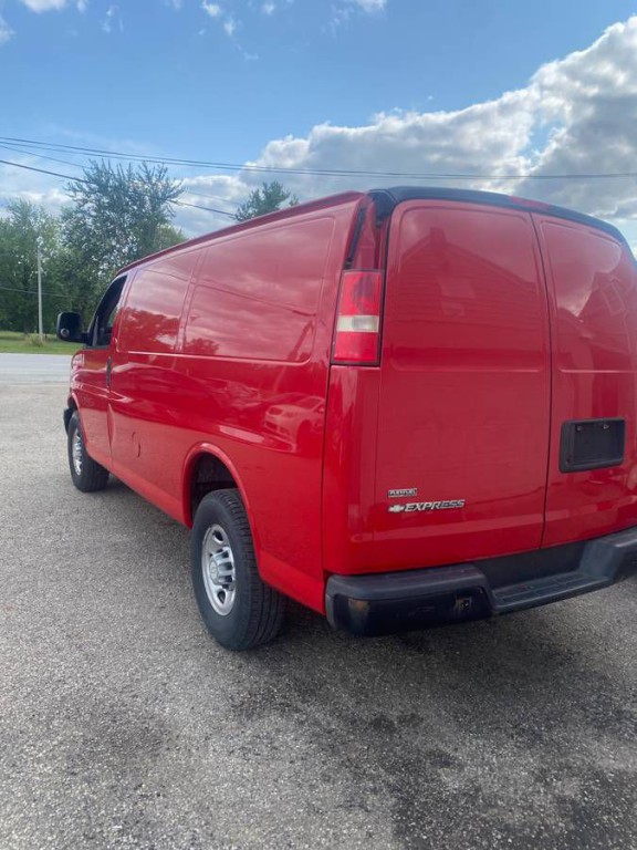 2010 Chevrolet Express Image 3