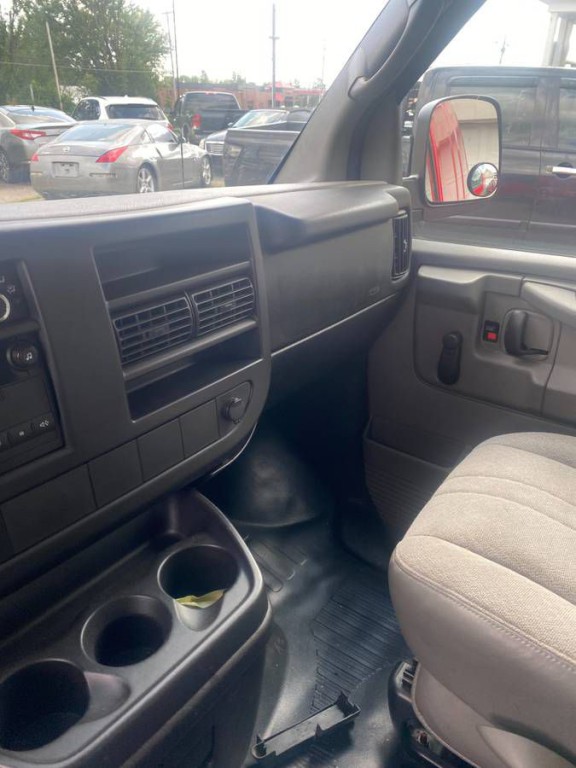 2010 Chevrolet Express Image 10