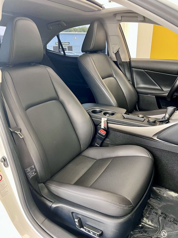 2015 Lexus IS Image 16