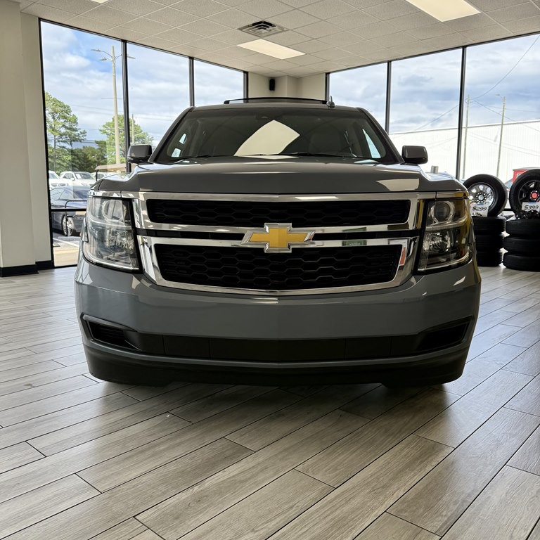 2016 Chevrolet Suburban Image 2