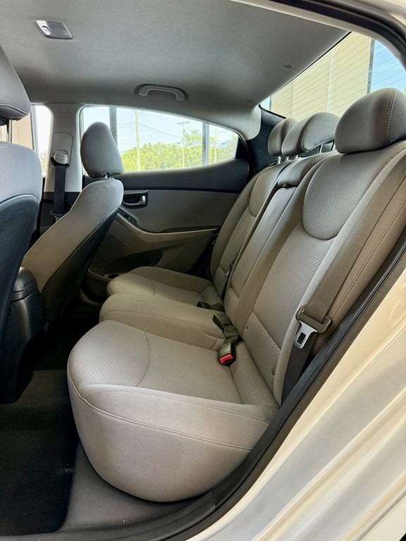 2015 Hyundai Elantra Image 16