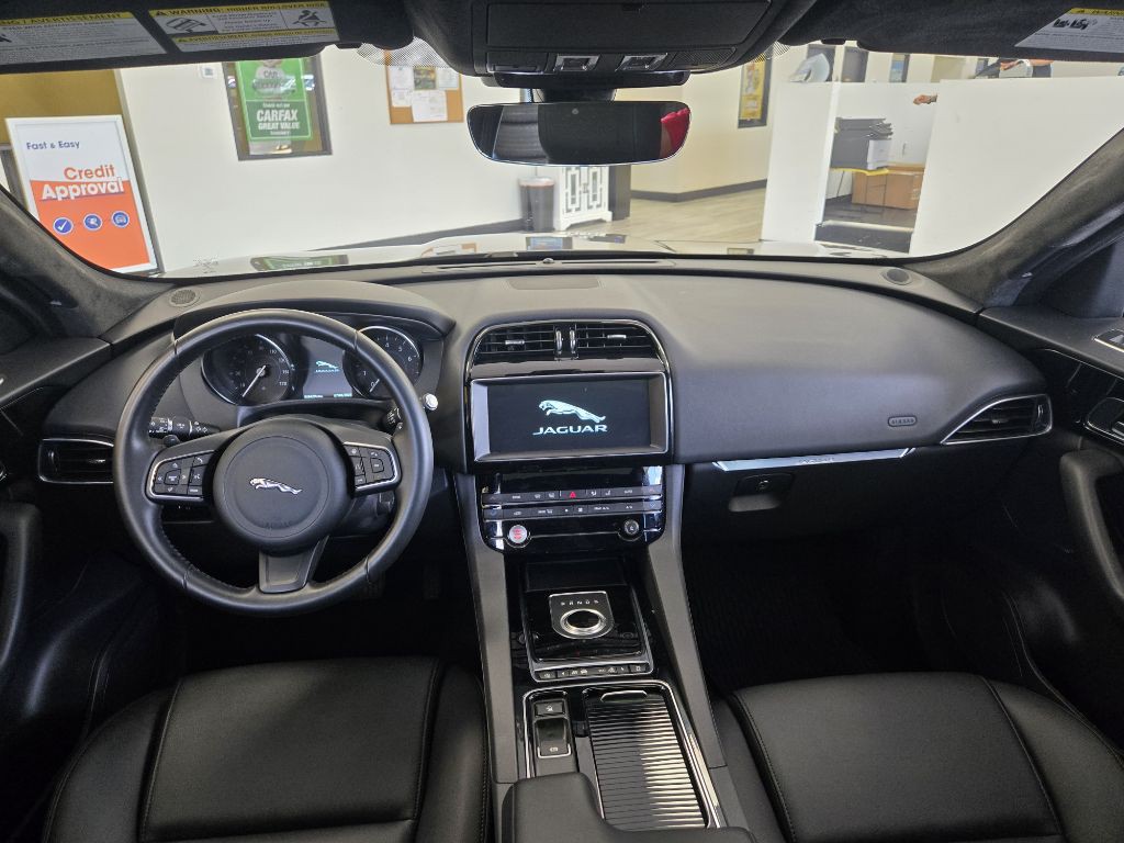 2020 Jaguar F-PACE Image 11