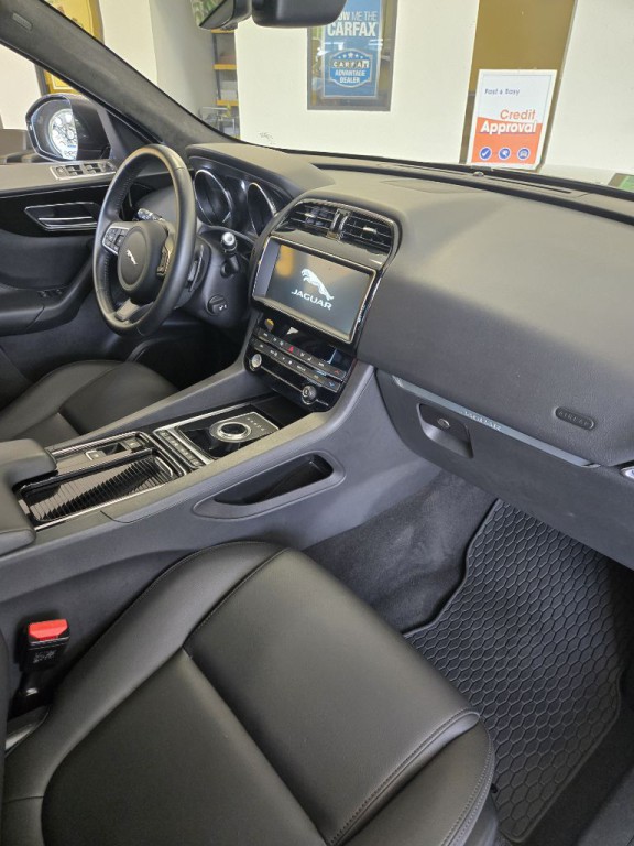 2020 Jaguar F-PACE Image 15