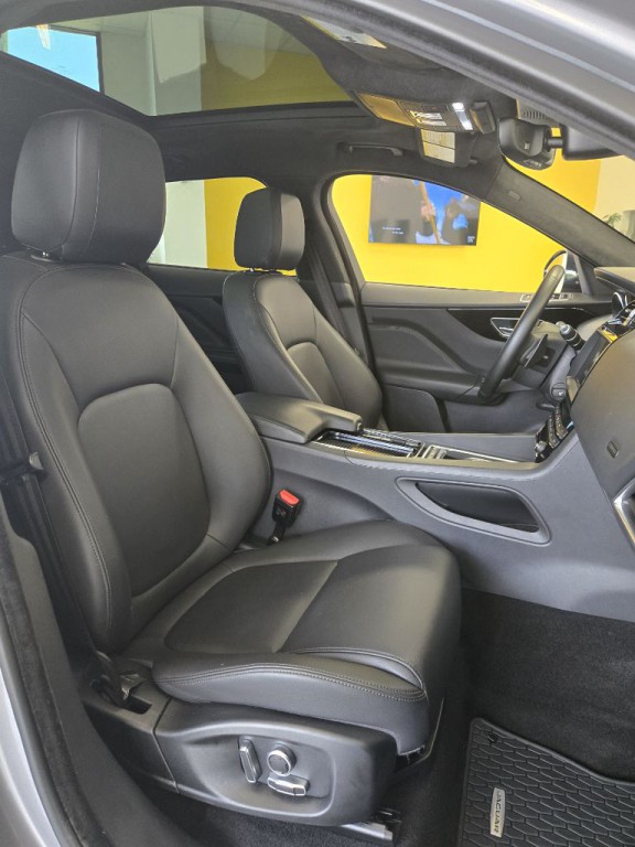 2020 Jaguar F-PACE Image 16