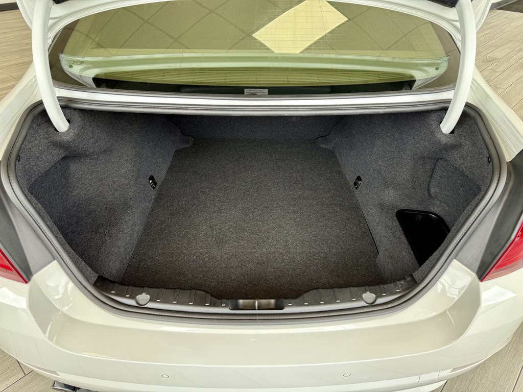 2011 BMW 5 Series Image 9