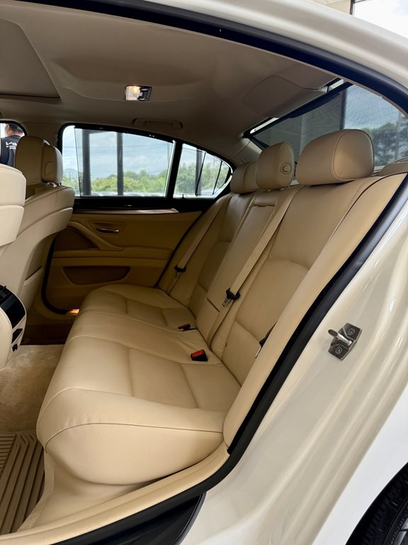 2011 BMW 5 Series Image 17