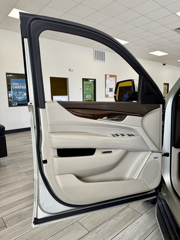 2016 Cadillac Escalade Image 15