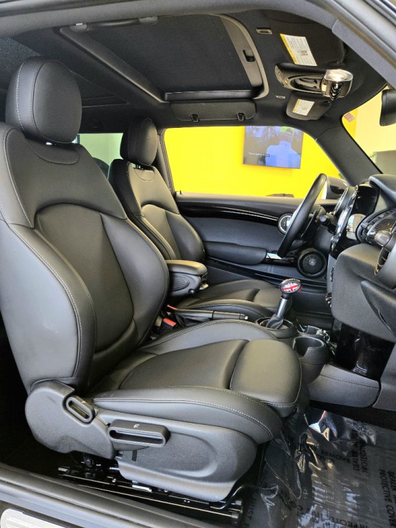 2019 MINI Cooper Image 16