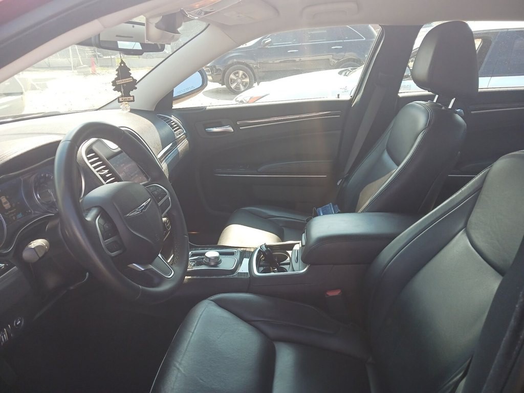 2018 Chrysler 300 Image 5