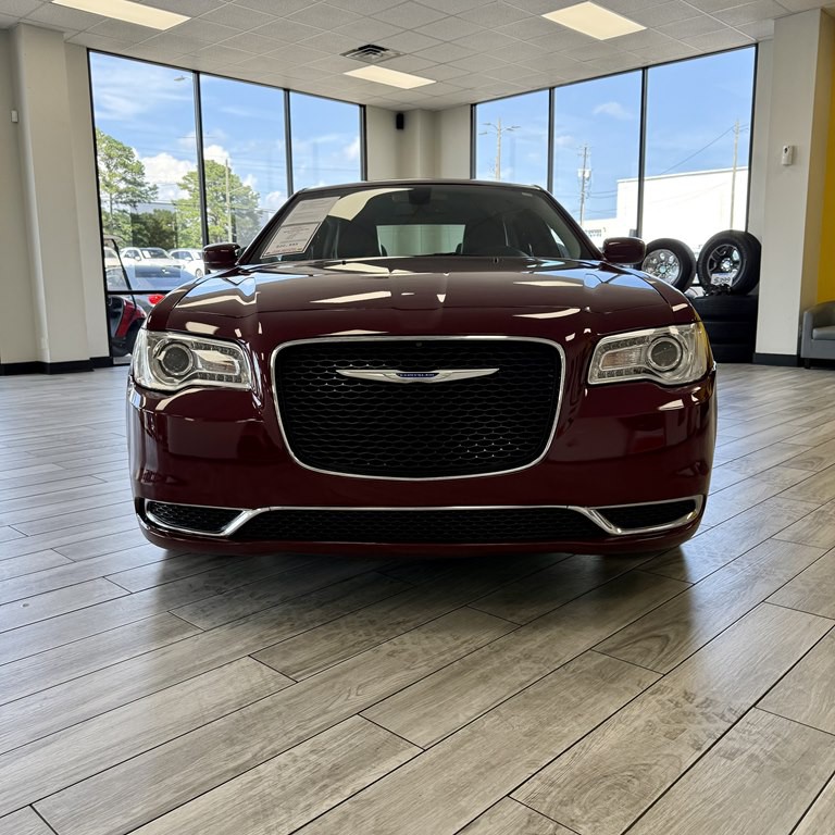 2018 Chrysler 300 Image 2