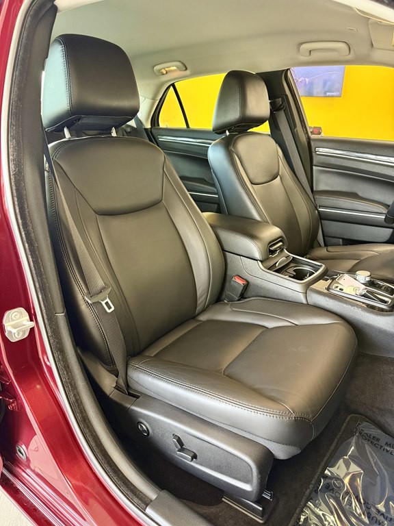 2018 Chrysler 300 Image 16