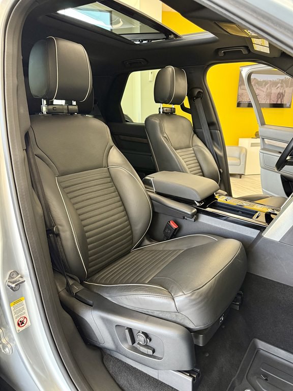 2018 Land Rover Discovery Image 16