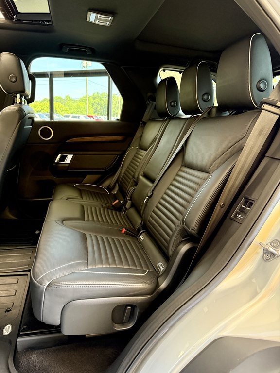 2018 Land Rover Discovery Image 17