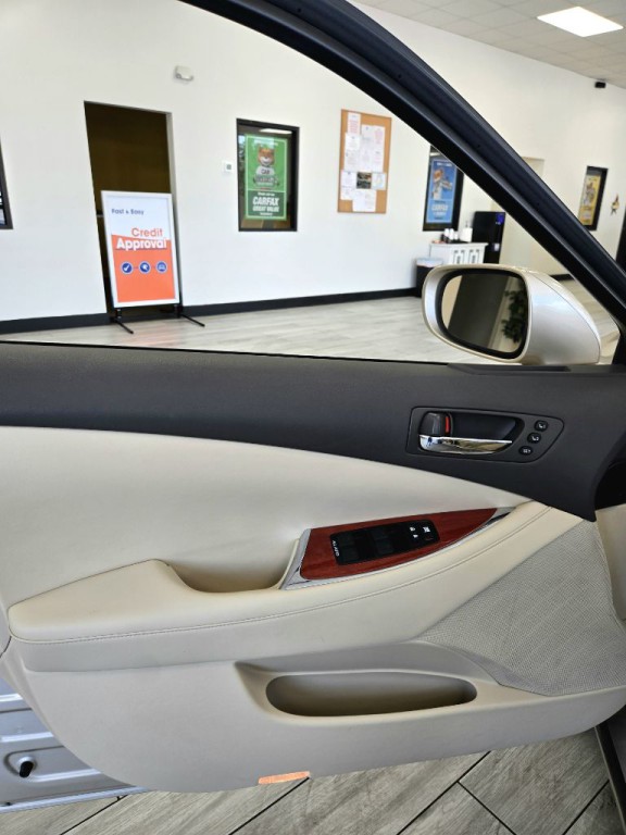 2011 Lexus ES Image 13