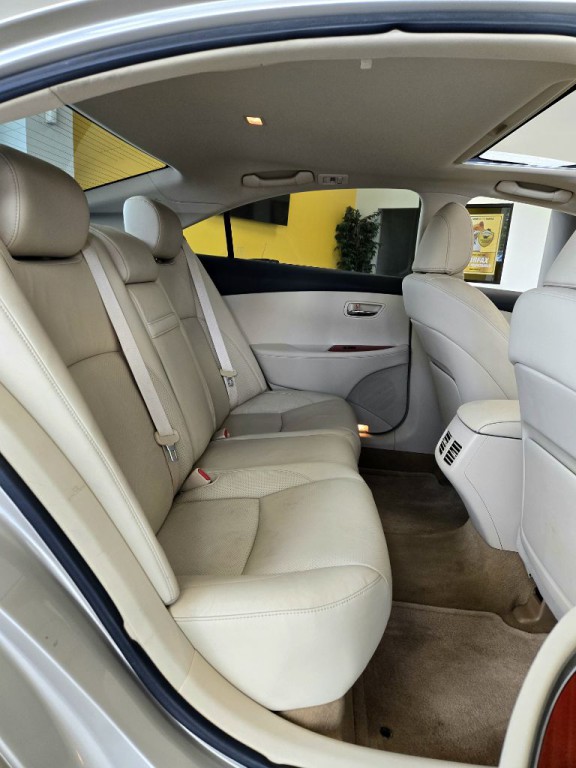 2011 Lexus ES Image 16
