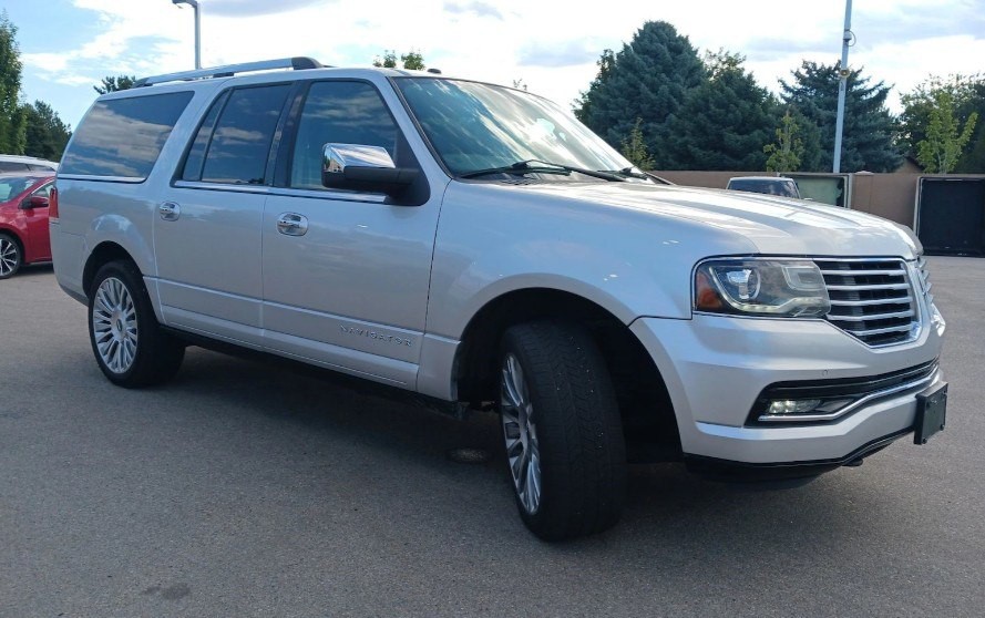 2017 Lincoln Navigator Image 2