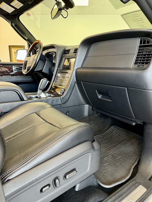 2017 Lincoln Navigator Image 12