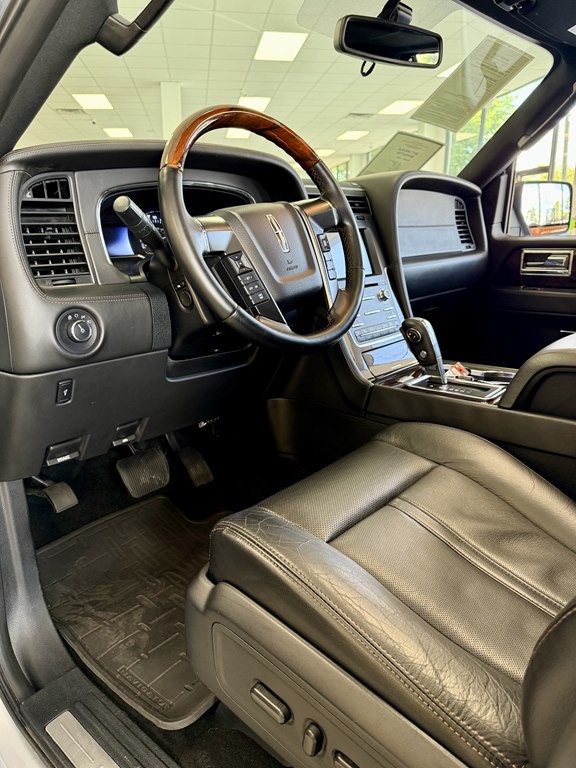 2017 Lincoln Navigator Image 13