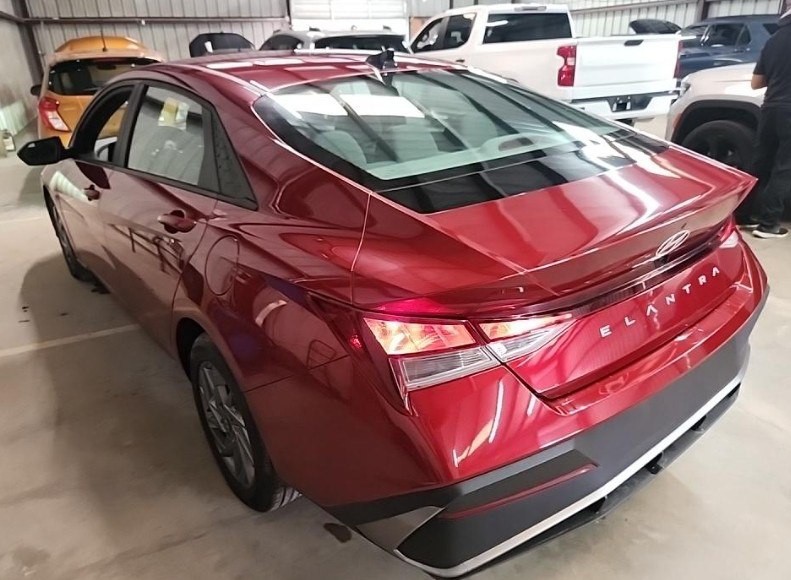 2024 Hyundai Elantra Image 3