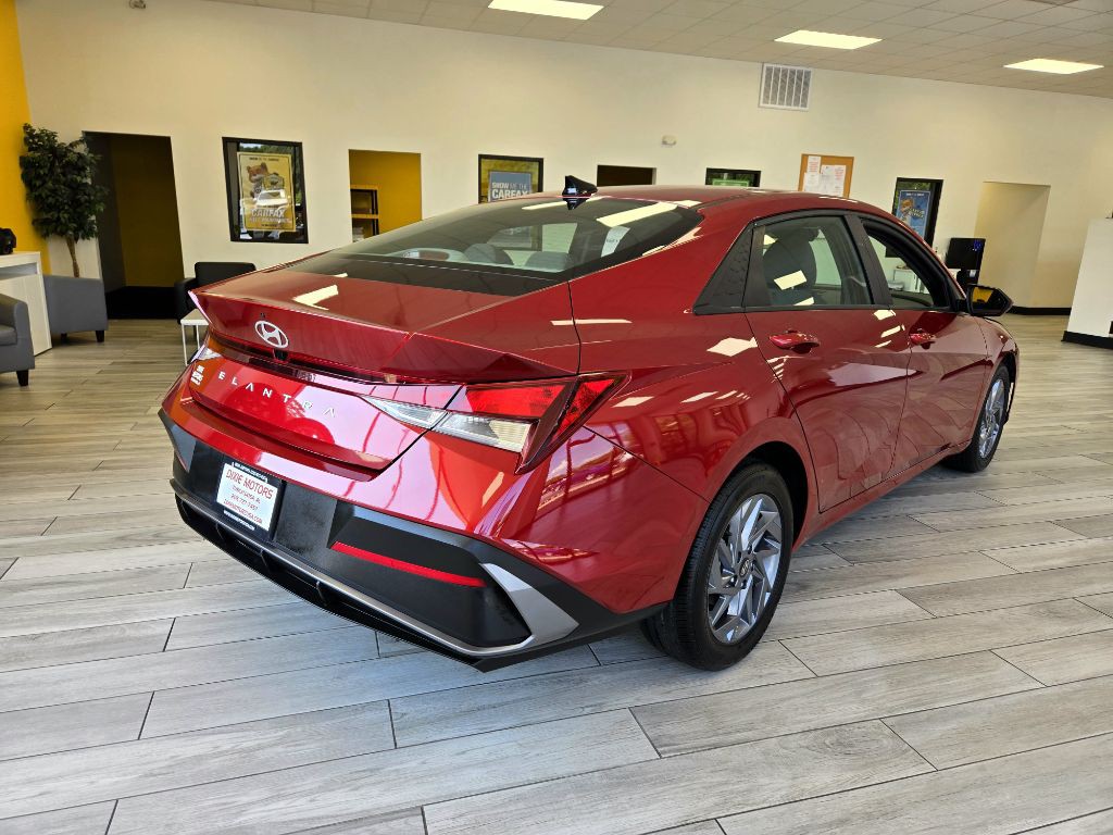 2024 Hyundai Elantra Image 7