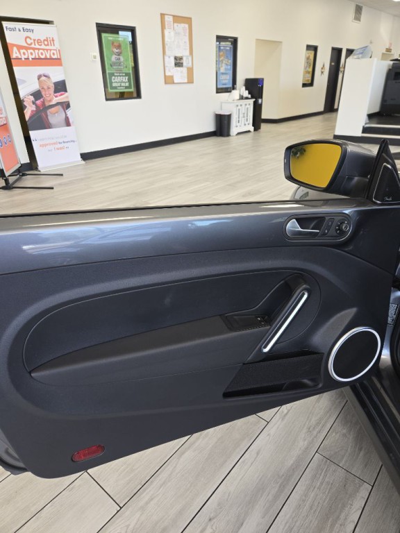 2017 Volkswagen Beetle Image 14