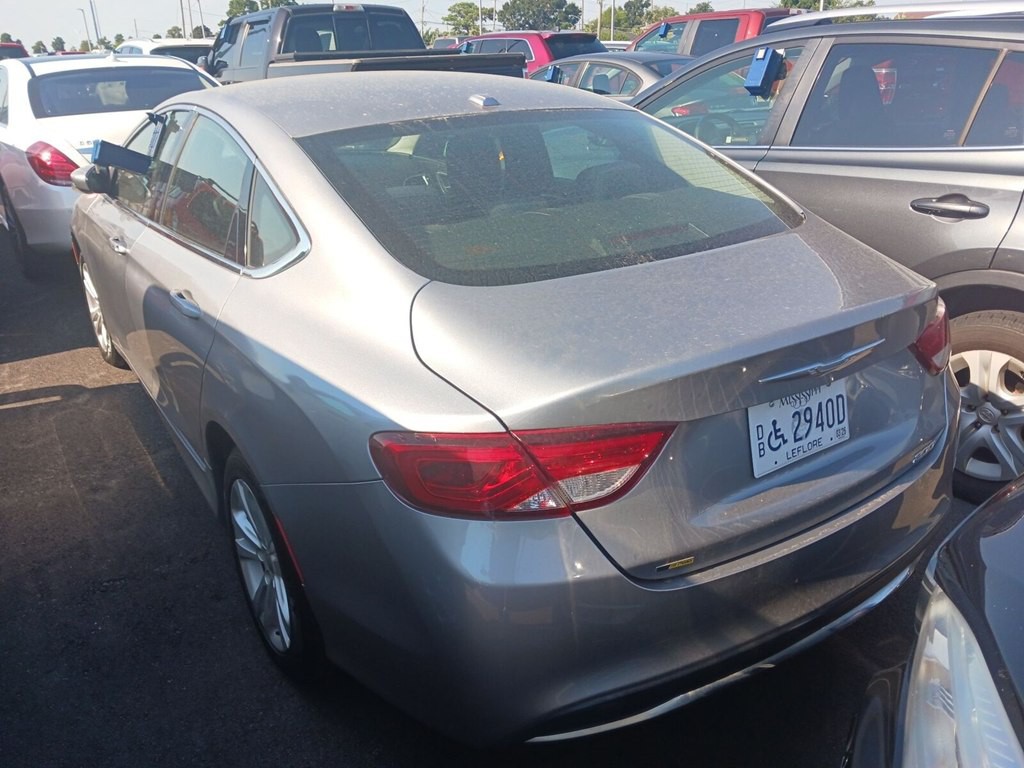 2016 Chrysler 200 Image 4