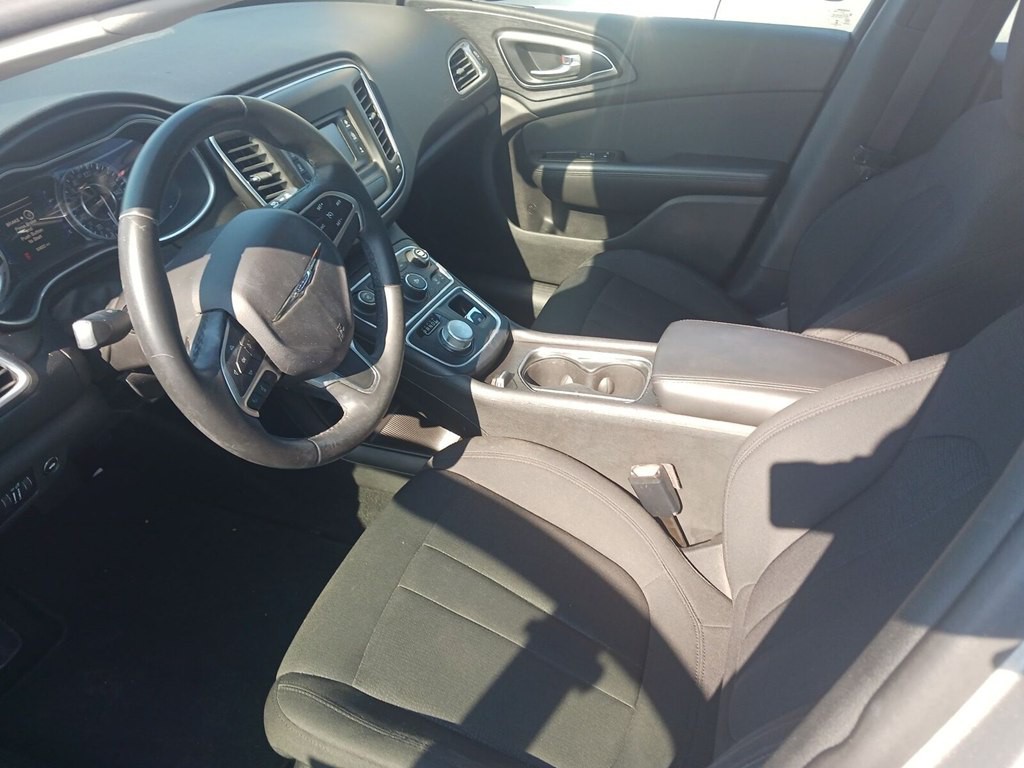 2016 Chrysler 200 Image 5