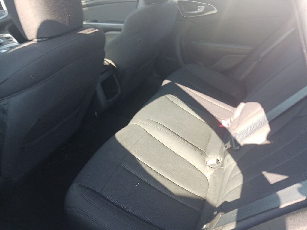 2016 Chrysler 200 Image 6