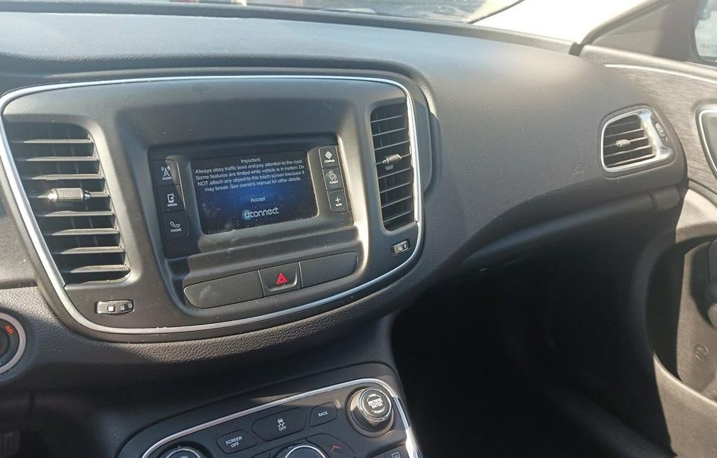 2016 Chrysler 200 Image 7