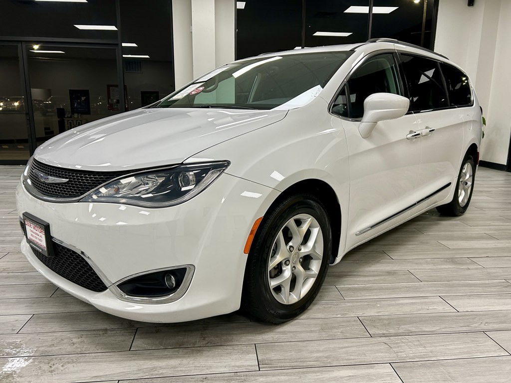 2017 Chrysler Pacifica Image 3