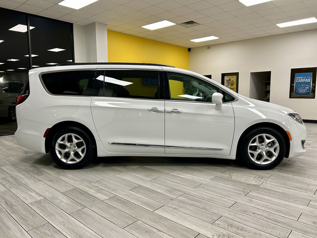 2017 Chrysler Pacifica Image 5