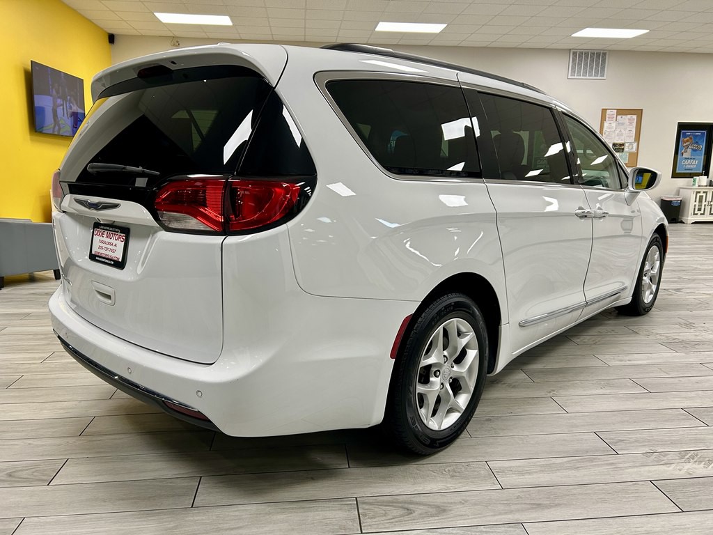 2017 Chrysler Pacifica Image 6