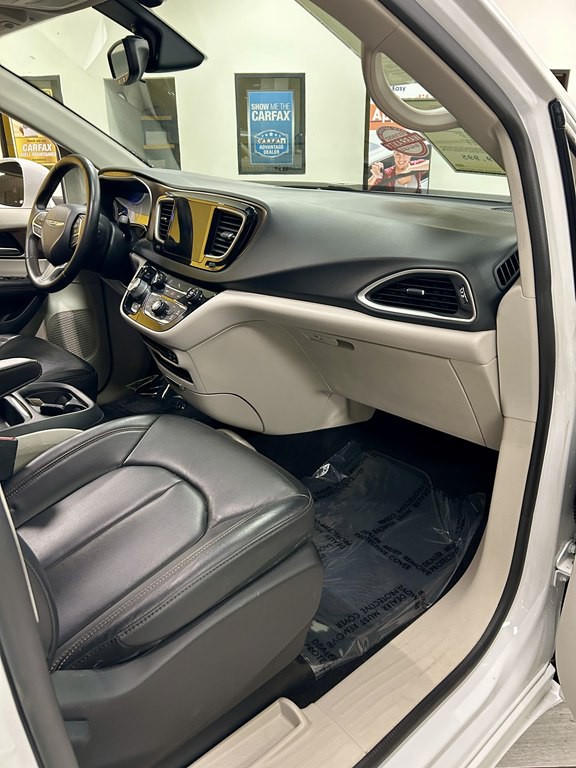 2017 Chrysler Pacifica Image 12