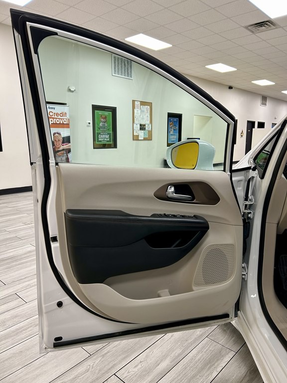 2017 Chrysler Pacifica Image 15